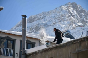 Beytüşşebap’ta damlarda biriken kar temizleniyor