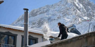 Beytüşşebap’ta damlarda biriken kar temizleniyor