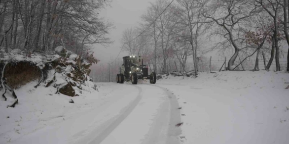 Biga’da karla kaplanan 2 köy yolu açıldı