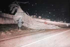 Bilecik’te fırtına fabrikanın çatısını uçurdu