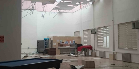 Bilecik’te yaşanan fırtınada çatılar uçtu, ağaçlar devrildi