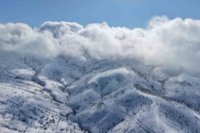 Bin 744 rakımlı Dinek Dağı’nda kartpostallık kış manzarası: Yeni yılın ilk gününde kar sevinci yaşandı