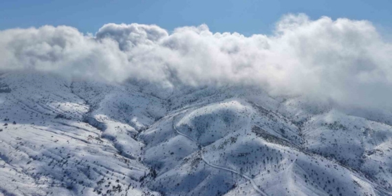 Bin 744 rakımlı Dinek Dağı’nda kartpostallık kış manzarası: Yeni yılın ilk gününde kar sevinci yaşandı