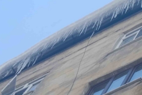 Binadan sarkan buzlar tehlike saçıyor