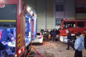 Binanın girişinde çıkan yangın korkuttu