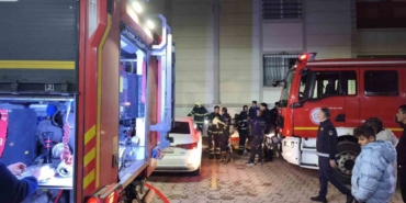 Binanın girişinde çıkan yangın korkuttu