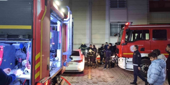 Binanın girişinde çıkan yangın korkuttu