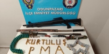 Bisikletle çarptığı vatandaşı tehdit eden şahsın iş yerinden cephanelik çıktı