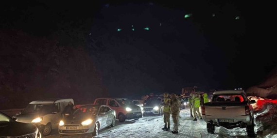 Bitlis-Baykan yolu ulaşıma kapandı, 3 saat sonra kontrollü açıldı