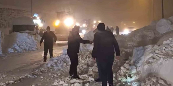 Bitlis çevre yolunda düşen çığın altında kalan tanker sürücüsü kurtarıldı