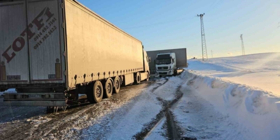 Bitlis’te buzlanan yolda kayan tır yolu kapattı