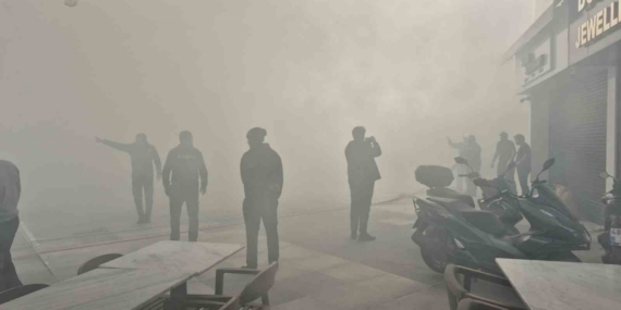 Bodrum’da giyim mağazasının deposunda yangın paniği