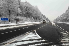 Bolu Dağı geçişinde kar yağışı etkili oluyor