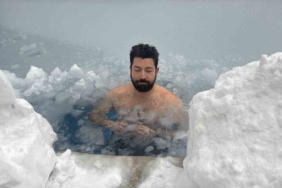 Bolu Dağı’nda eksi 10 derecede buz tutan havuza girdi