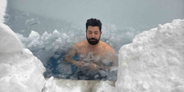 Bolu Dağı’nda eksi 10 derecede buz tutan havuza girdi