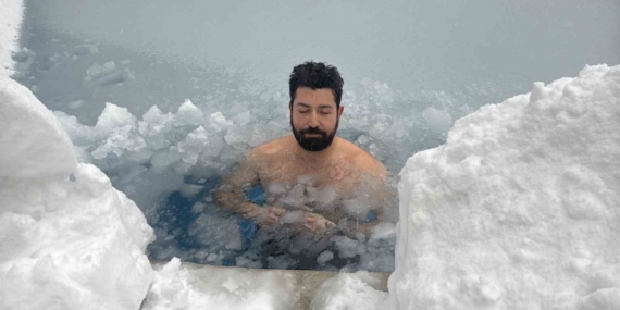 Bolu Dağı’nda eksi 10 derecede buz tutan havuza girdi