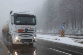 Bolu Dağı’nda sis ve hafif kar yağışı etkili oluyor: Görüş mesafesi 30 metreye düştü