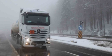 Bolu Dağı’nda sis ve hafif kar yağışı etkili oluyor: Görüş mesafesi 30 metreye düştü