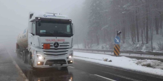 Bolu Dağı’nda sis ve hafif kar yağışı etkili oluyor: Görüş mesafesi 30 metreye düştü