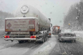 Bolu Dağı’nda yoğun kar yağışında rampayı çıkamayan 2 tır yolu kapattı