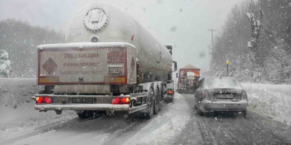 Bolu Dağı’nda yoğun kar yağışında rampayı çıkamayan 2 tır yolu kapattı