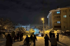 Bolu’da çocuklar gece saatlerinde karın keyfini çıkardı