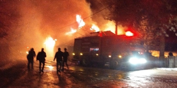 Bolu’da iki katlı ev alevlere teslim oldu