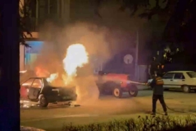 Bolu’da park halindeki otomobil alev alev yandı