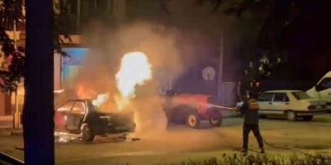 Bolu’da park halindeki otomobil alev alev yandı