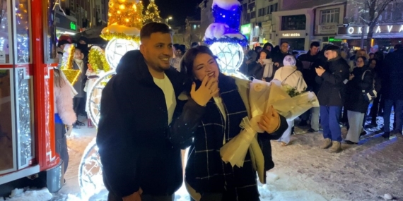 Bolu’da yeni yıl coşkusu: Kimisi oyun havasıyla, kimisi evlilik teklifiyle 2026’ya girdi