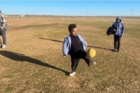 Boyu kısa ama yeteneği büyük: Mesafe tanımadan futbol topuyla her hedefi tutturuyor