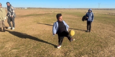 Boyu kısa ama yeteneği büyük: Mesafe tanımadan futbol topuyla her hedefi tutturuyor