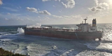 Bozcaada açıklarında boş ham petrol tankeri karaya oturdu