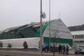 Bozkır’da fırtına çatıları uçurdu, ağaçları devirdi