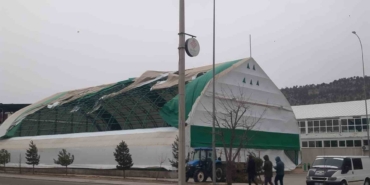 Bozkır’da fırtına çatıları uçurdu, ağaçları devirdi