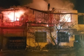 Burdur’da köyde çıkan yangında 2 ev, 1 ahır kullanılmaz hale geldi