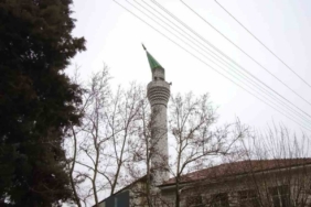 Burdur’da şiddetli rüzgar nedeniyle minarenin kubbesi koptu