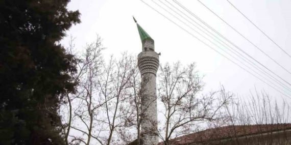 Burdur’da şiddetli rüzgar nedeniyle minarenin kubbesi koptu