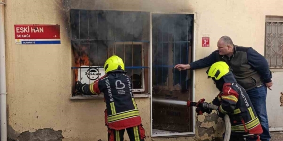 Burhaniye de baharatçı dükkanı yandı