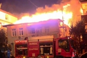 Bursa’da iki katlı evin çatısı alevlere teslim oldu
