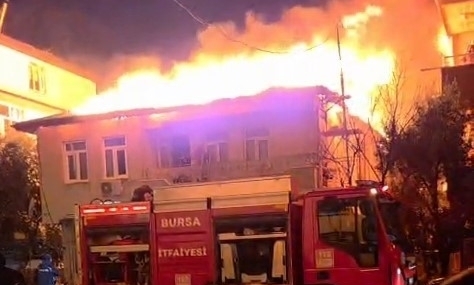 Bursa’da iki katlı evin çatısı alevlere teslim oldu