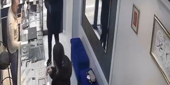 Bursa’da kamera şakası gibi soygun girişimi kamerada