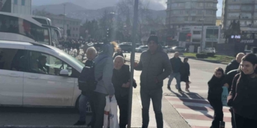 Bursa’da lodos zor anlar yaşattı: trafik lambasına tutundular