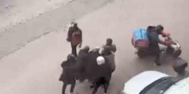 Bursa’da lodosa yakalanan yaşlı kadına kuryeler siper oldu