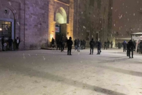 Bursa’da yılın ilk sabah namazı kar altında Ulucami’de kılındı