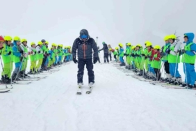 Büyükşehir’le öğrencilerin kayak keyfi