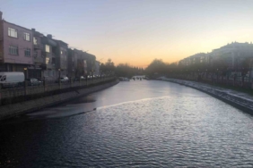 Buz tutan Porsuk Çayı ortaya kartpostallık görüntüler çıkardı