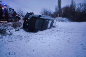 Buzlanan yolda kayan minibüs şarampole devrildi