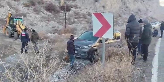 Buzlanan yolda kayan otomobil araziye uçtu