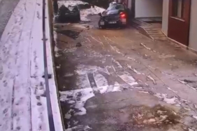 Buzlanan yolda kontrolden çıkan cip sitenin bahçesine uçtu